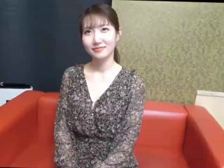 顶级颜值网红女神我会喷水水，被大屌炮友小老弟爆操，按头深喉插嘴，吊带睡衣撩起后入，高潮喷水全身颤抖